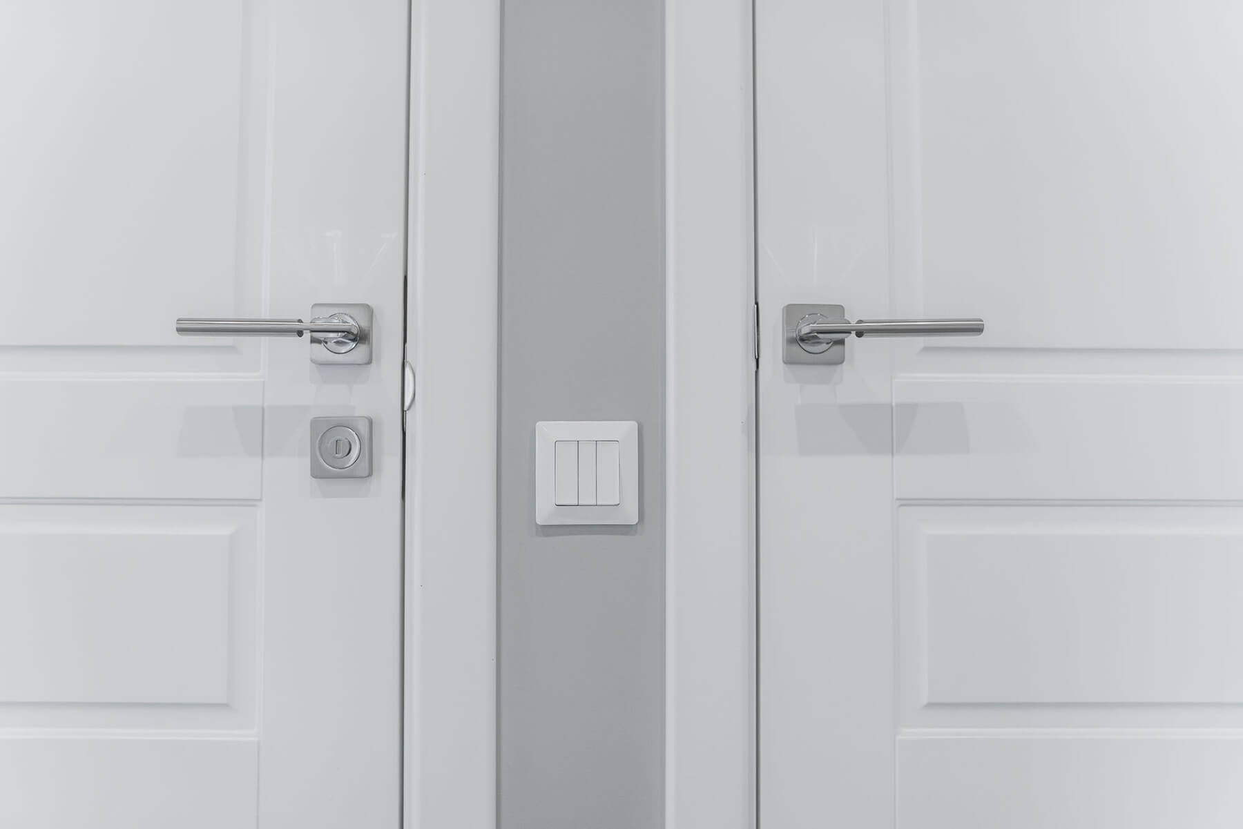 белые двери с покрытием из эмали